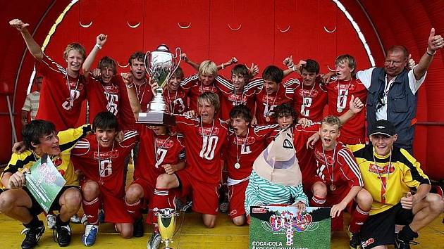 Vítězové! Družstvo 2. ZŠ Dobříš v roce 2008 zcela ovládlo školský Coca-Cola Cup. Díky tomu se mimo jiné podívalo se i na fotbalové EURO.