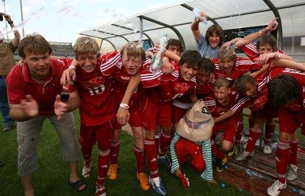 Vítězové! Družstvo 2.&nbsp;ZŠ Dobříš v&nbsp;roce 2008&nbsp;zcela ovládlo školský Coca-Cola Cup. Díky tomu se mimo jiné podívalo se i&nbsp;na fotbalové EURO.